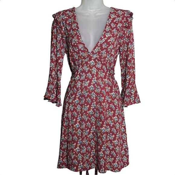 Le Lis Fun & Flirty Floral Woman’s Dress Size Small 3/4 Sleeve Deep V Neck - Picture 2 of 6